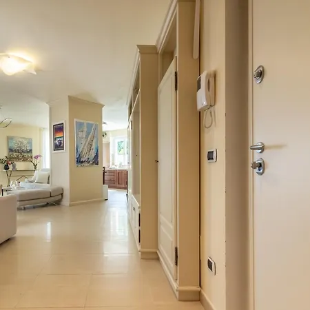 Penthouse Paradiso With Private Pool - Mytouristhome Διαμέρισμα *